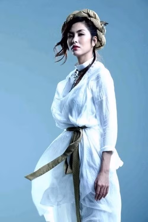 Tăng Thanh Hà xứng danh là một trong những "đệ nhất" mỹ nhân cổ trang Việt. Dù xuất hiện với tạo hình kín đáo nhưng nữ diễn viên vẫn toát lên được vẻ đẹp quyến rũ, thần thái.