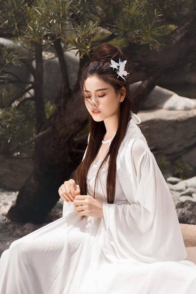 Trương Quỳnh Anh hóa thân thành nàng tiên đậm chất cổ trang.