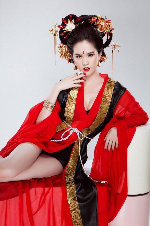 Diện đồ cổ trang nhưng lại khoe nội y hơi lộ liễu khi hóa thân vào nhân vật Võ Mị Nương trong bộ phim Võ Tắc Thiên 2014 của Phạm Băng Băng, Ngọc Trinh khiến người xem phải "nổ mắt".