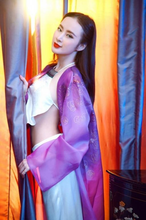Tạo hình cổ trang gợi cảm của Angela Phương Trinh giúp người đẹp khoe triệt để vòng hai thon gọn.