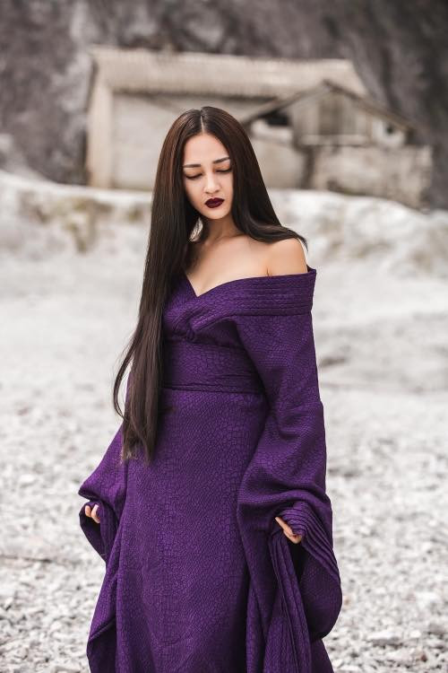 Nữ ca sĩ "Sống xa anh chẳng dễ dàng" lột xác với tạo hình ma nữ.