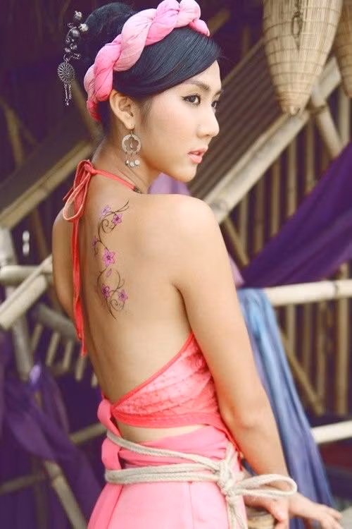 Ngọc Quyên với hình ảnh kỹ nữ xinh đẹp trong phim "Mỹ nhân kế".