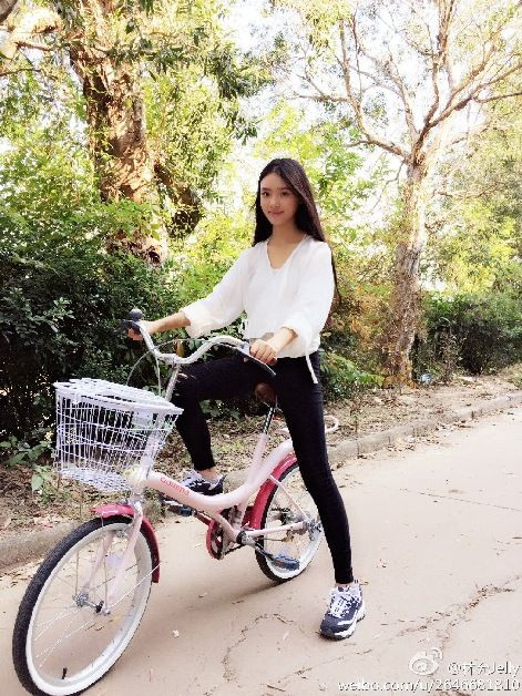 Là con một trong gia đình nên cô luôn được bố mẹ cưng chiều.