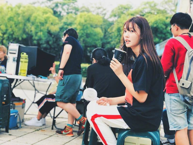 Vào cuối tháng 7 vừa qua Lâm Doãn xuất hiện trong một buổi công ích với hình ảnh tươi trẻ và ngọt ngào.