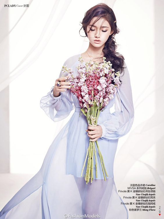 Người đẹp Lâm Doãn được khen ngợi là sự kết hợp hoàn mỹ giữa vẻ đẹp của Thư Kỳ và Hy Viên. Cô đang theo đuổi hình ảnh thuần khiết và trong sáng.