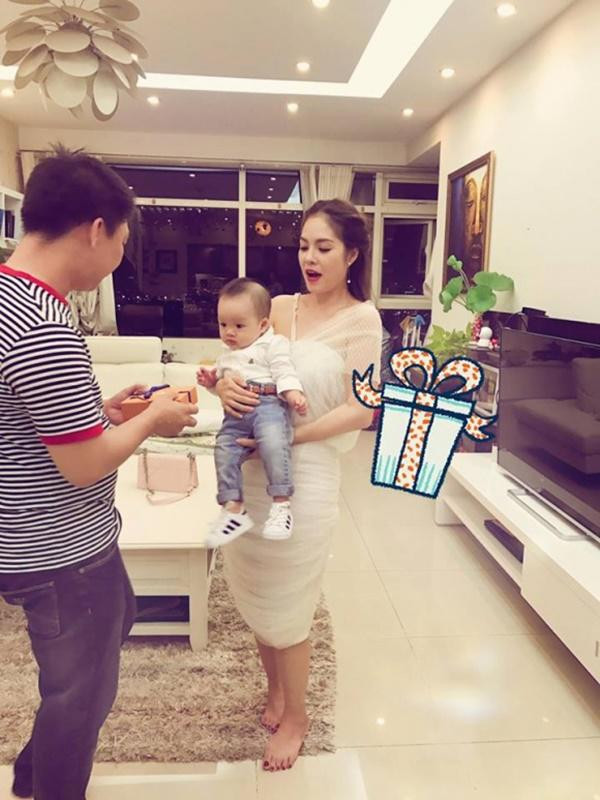 Trước khi chia tay, Dương Cẩm Lynh có cuộc sống xa hoa bên trong căn nhà 200m2 hệt như 1 biệt phủ cổ xưa nằm ngay trung tâm Sài Gòn. Ông xã của cô cũng rất tâm lý khi thường xuyên dành tặng cho vợ những món quà đắt tiền. Tuy vậy sau ly hôn, nữ diễn viên lại quyết định ra đi với 2 bàn tay trắng khiến người hâm mộ không khỏi tiếc nuối.