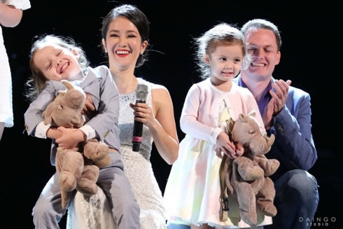 Thời điểm còn mặn nồng, giọng ca Papa thường dành cho chồng Tây những lời có cánh. Nữ ca sĩ cho biết mặc dù kém tuổi nhưng Gilmore rất chững chạc, ân cần, chu đáo. Tổ ấm hạnh phúc của Hồng Nhung từng khiến bao người ngưỡng mộ. Ảnh: Đại Ngô.