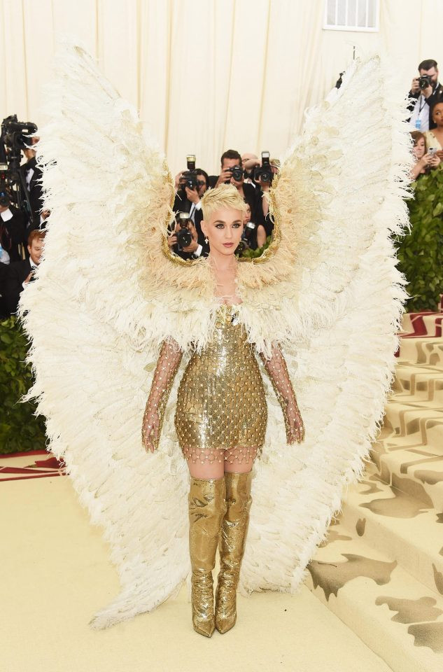 Katy Perry lại trông như một thiên thần với chiếc cánh trắng muốt. Ảnh: The Sun