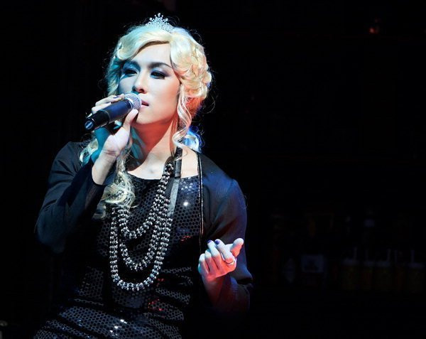  Dongwan - thành viên của Shinhwa đã đóng vai Hedwig trong vở nhạc kịch "Hedwig and the Angry Inch" - vai diễn là một ngôi sao nhạc rock phi giới tính. Trong cuộc phỏng vấn nói về vai diễn của mình, Dongwan nói rõ anh ủng hộ cộng đồng đồng tính: "Tôi không phải là người đồng tính, nhưng tôi muốn vấn đề này sẽ được công nhận". (Ảnh: Allkpop)