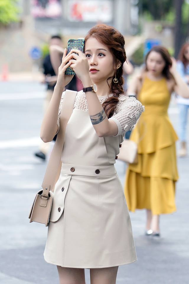 Không chỉ đa năng, An Nguy còn hút hồn bởi gương mặt xinh đẹp với đôi mắt to tròn, bờ môi gợi cảm và thân hình thanh mảnh.