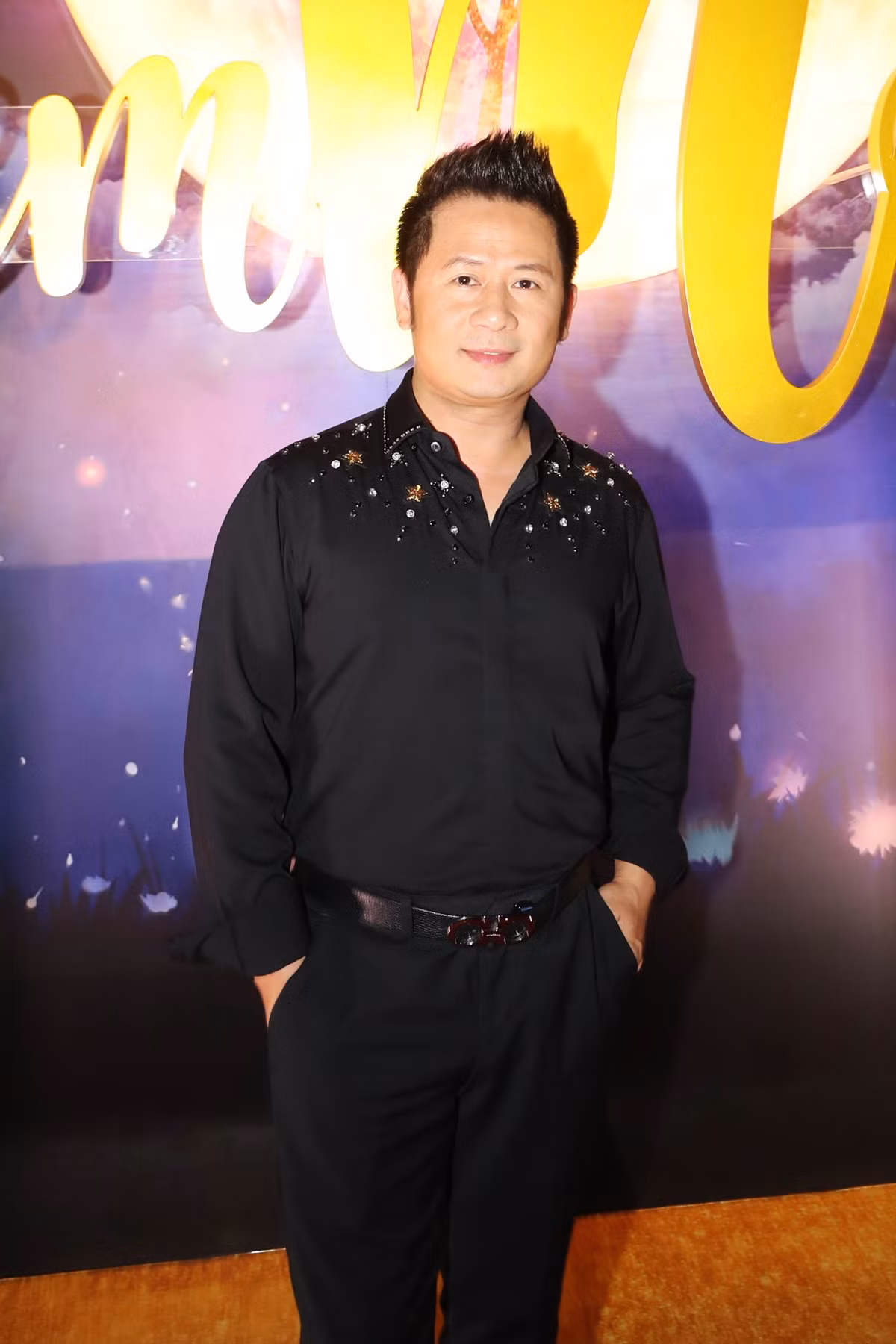 Ca sĩ Bằng Kiều diện "cây" đen trong sự kiện.