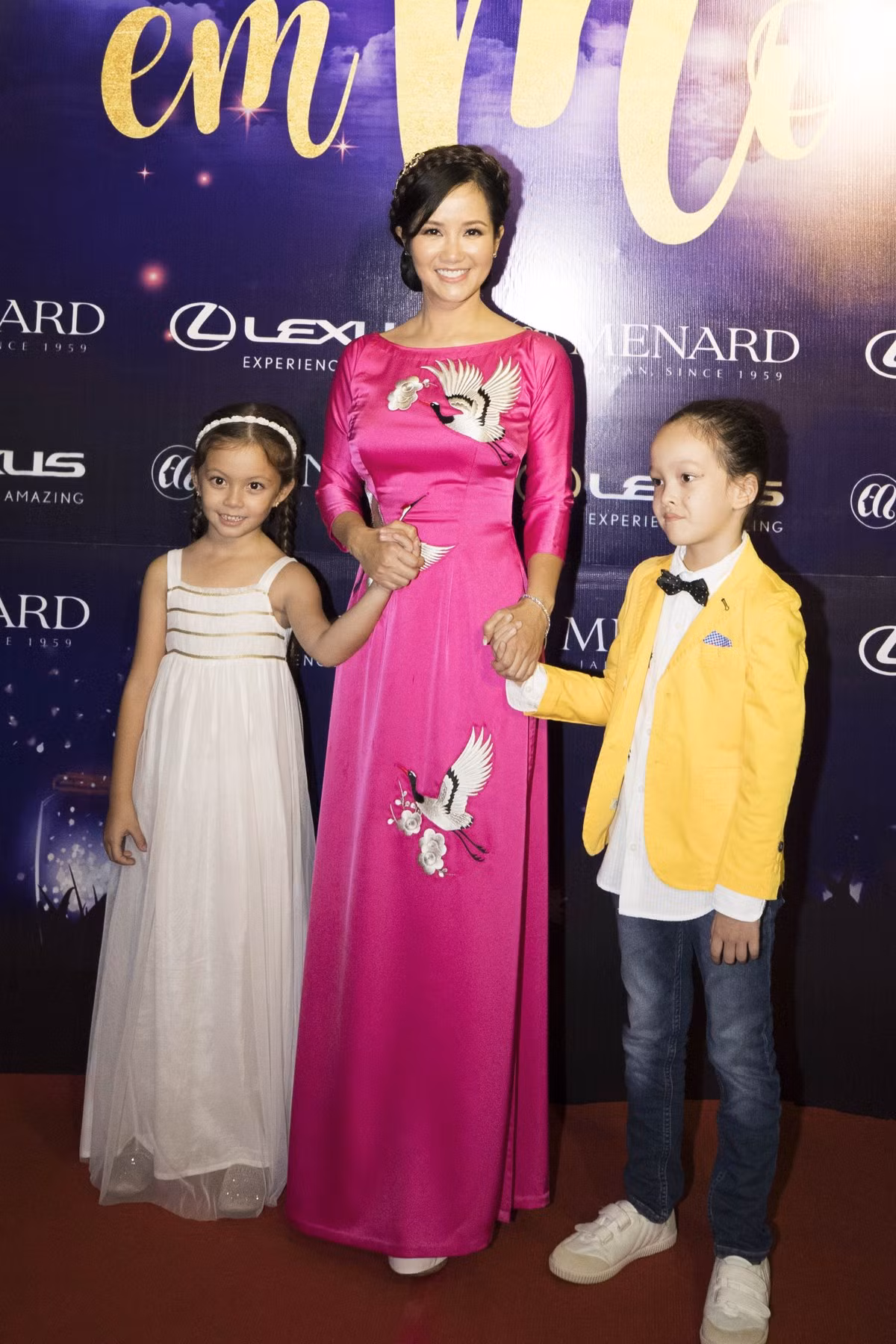 Sự xuất hiện của diva Hồng Nhung và hai con tại sự kiện cũng thu hút nhiều sự chú ý.