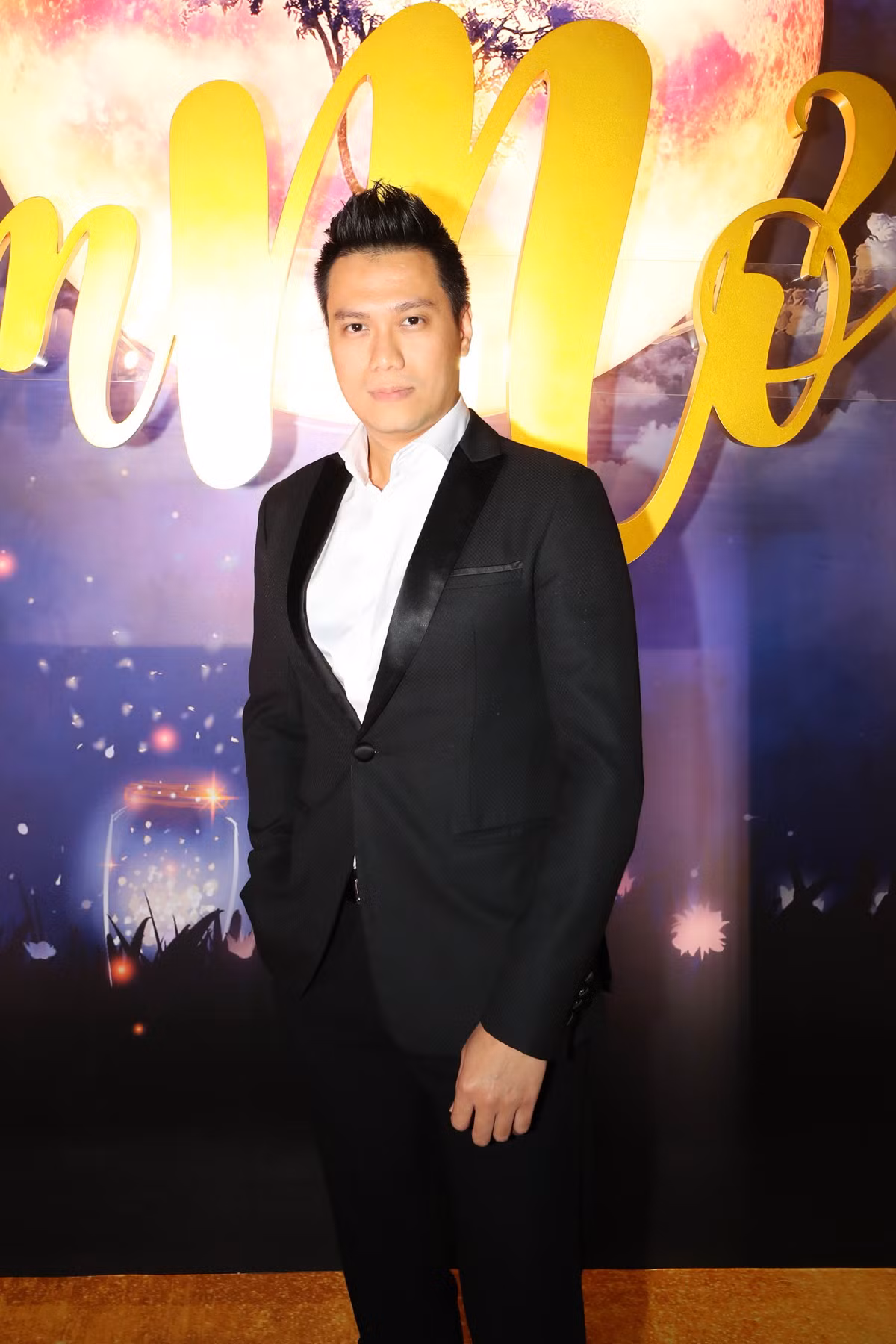 Vợ chồng Việt Anh - Hương Trần xuất hiện tình tứ bên nhau đập tan nghi vấn lục đục. Trước đó, cả diễn viên Việt Anh và bà xã đều để chế độ "độc thân" trong cùng một thời điểm.