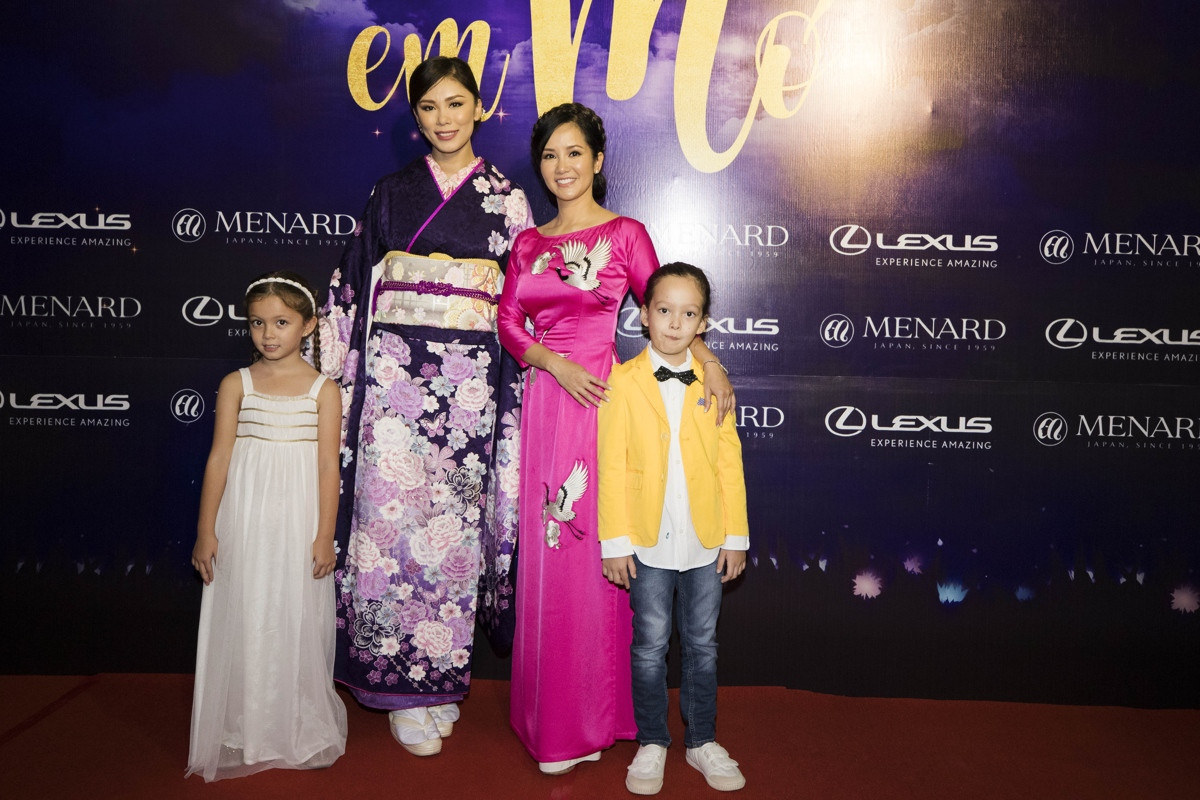 Sau ly hôn với chồng Tây, ca sĩ Hồng Nhung vẫn rạng ngời bên hai thiên thần nhỏ.