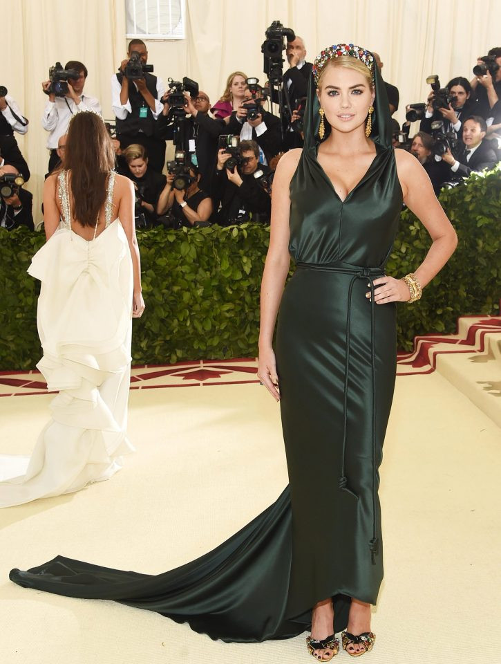 Phong thái Hoàng gia đã có sẵn trong dòng máu của Công chúa Eugenie. Một sự kết hợp thông minh: giày cao gót tone sur tone với phụ kiện trên tóc cùng váy đuôi cá xanh sang trọng. Nguồn: The Sun.