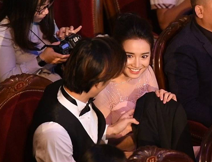 Nhan Phúc Vinh nhường áo cho Nhã Phương trong đêm trao giải.