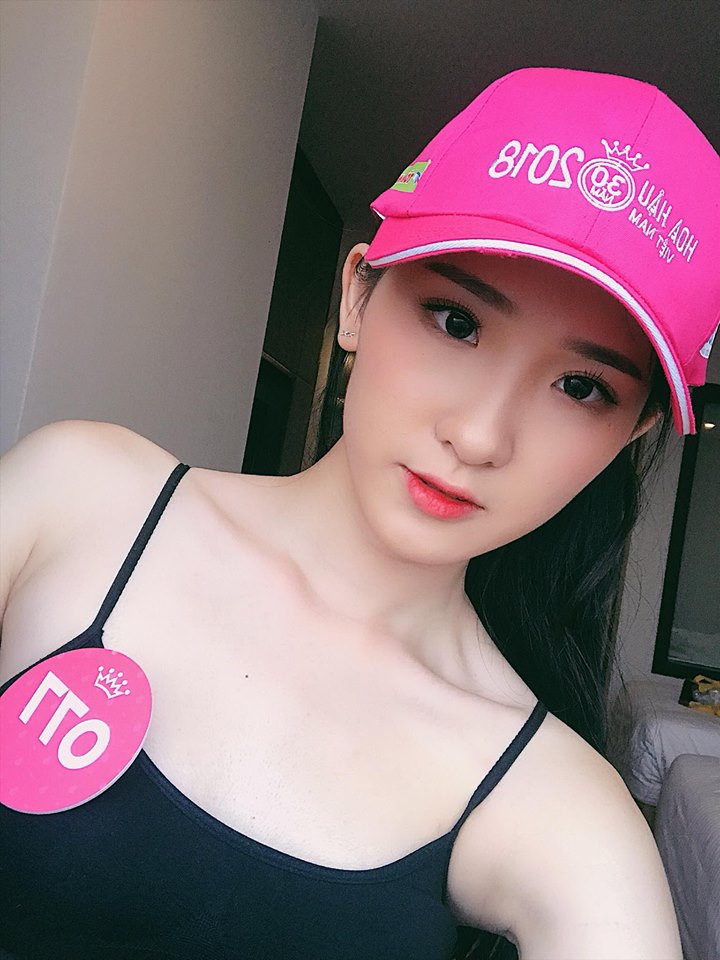 Đáp lại câu hỏi của người đẹp là những câu trả lời "có cánh" của người thân và bạn bè trên Facebook: "Giống quá, đẹp lắm", "Cháu bà đẹp quá! Con là niềm tự hào của gia đình mình!".