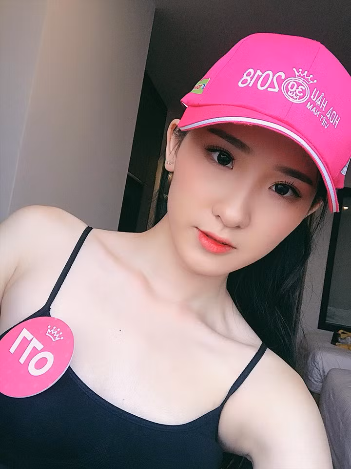 Đáp lại câu hỏi của người đẹp là những câu trả lời "có cánh" của người thân và bạn bè trên Facebook: "Giống quá, đẹp lắm", "Cháu bà đẹp quá! Con là niềm tự hào của gia đình mình!".