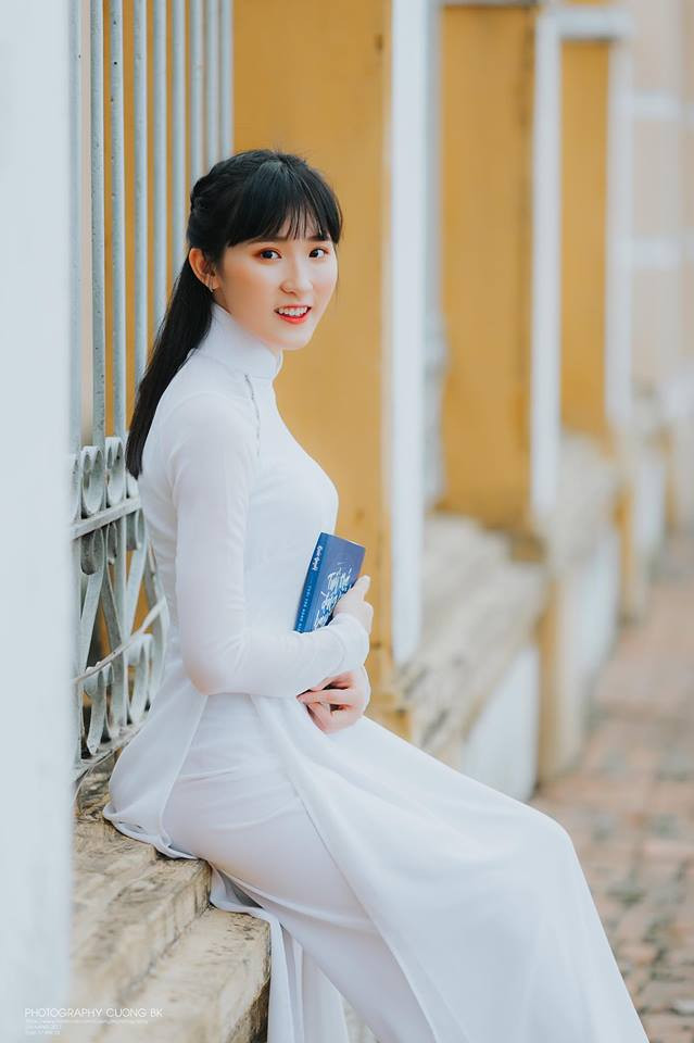 Vẻ đẹp ngây thơ, trong sáng của Phan Cẩm Nhi thời cấp 3. Ảnh: Kiếng Cận, FBNV.