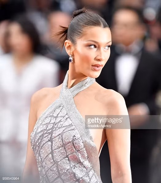 Trong khi đó, siêu mẫu Bella Hadid để lại ấn tượng với nhiều kiểu tạo dáng độc đáo, sống động trên thảm đỏ Cannes ngày thứ 7. Thay vì đơn giản nhàm chán như nhiều khách mời, Bella Hadid vừa nghiêm túc, gợi cảm, vừa trẻ trung đáng yêu, thậm chí có lúc rất nghịch ngợm. Cũng chính điều này giúp cho cô lọt vào ống kính của rất nhiều nhiếp ảnh gia quốc tế.