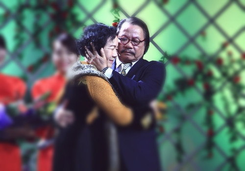 Tại lễ trao giải Cánh diều vàng 2013, khán giả chứng kiến sự hội ngộ xúc động của cặp đôi nghệ sĩ gạo cội: "Chí Phèo" Bùi Cường và "Thị Nở" Đức Lưu. Ảnh: Nick M.