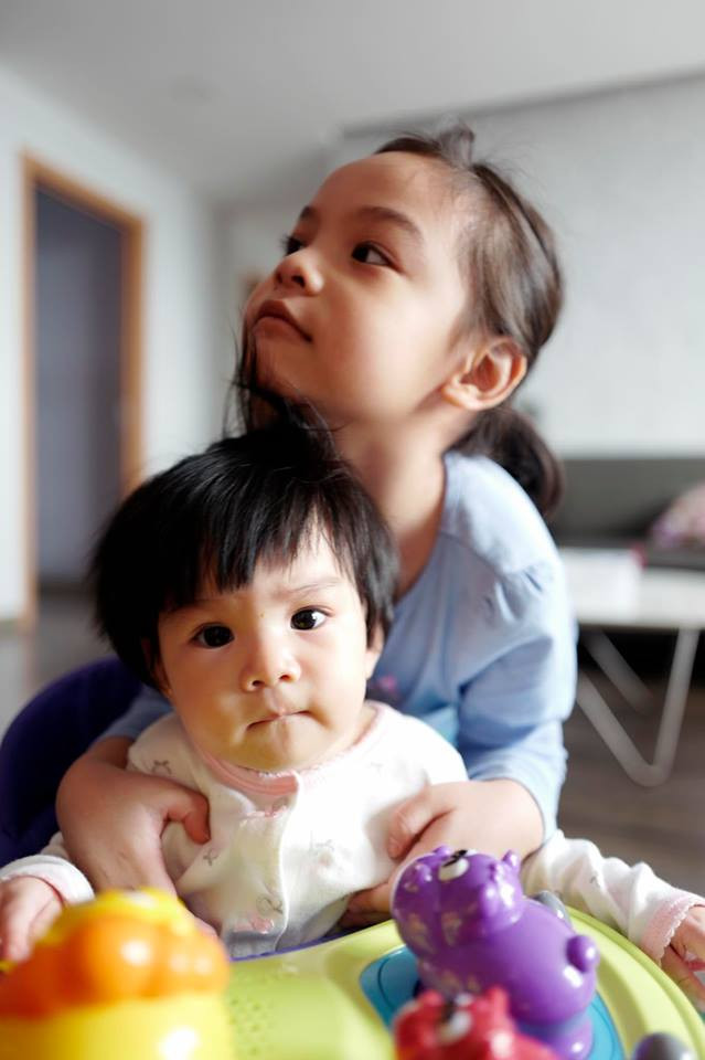 Hình ảnh dễ thương của hai thiên thần nhỏ thường xuyên được vợ chồng nữ ca sĩ chia sẻ trên mạng xã hội.