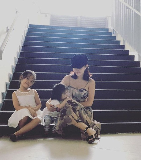 Sau khi kết hôn, Phạm Quỳnh Anh dành nhiều thời gian cho gia đình và chăm sóc cho hai công chúa. Nữ ca sĩ thường xuyên chia sẻ hình ảnh đi đâu cũng có "hai cái đuôi" theo cô.