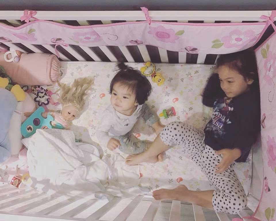 Tuệ An cũng vô cùng xinh xắn và dễ thương khi sở hữu đôi mắt to tròn và gương mặt bầu bĩnh của mẹ Quỳnh Anh.