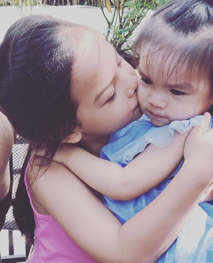 Càng lớn, Tuệ Lâm càng toát lên nhiều nét đáng yêu, giống mẹ. Cô bé cũng đã ra dáng chị khi biết quan tâm, cưng nựng và nhường nhịn em út.