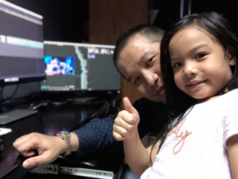 Tuệ Lâm thường theo bố tới nơi làm việc. Cả hai chị em đều được bố mẹ cưng chiều và dành nhiều tình cảm. Ảnh: FBNV.