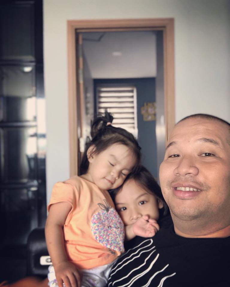 Hai cô con gái cũng rất quấn quýt bên bố Quang Huy.