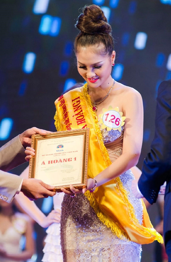 Sau câu hỏi: "Trong cuộc sống hiện nay ở nước ta, những vấn đề nhức nhối về môi trường, tai nạn giao thông, an toàn vệ sinh thực phẩm, em quan tâm nhất đến vấn đề nào và tại sao?", thí sinh Trần Thị Kim Anh - Á hoàng 1 của cuộc thi Nữ hoàng Trang sức Việt Nam 2013 khiến khán giả phải ngỡ ngàng khi coi tai nạn giao thông là "đại dịch". "Em mong có biện pháp giáo dục ý thức người dân về giao thông và có biện pháp hiệu quả ngăn chặn đại dịch này", người đẹp còn nhấn mạnh thêm.