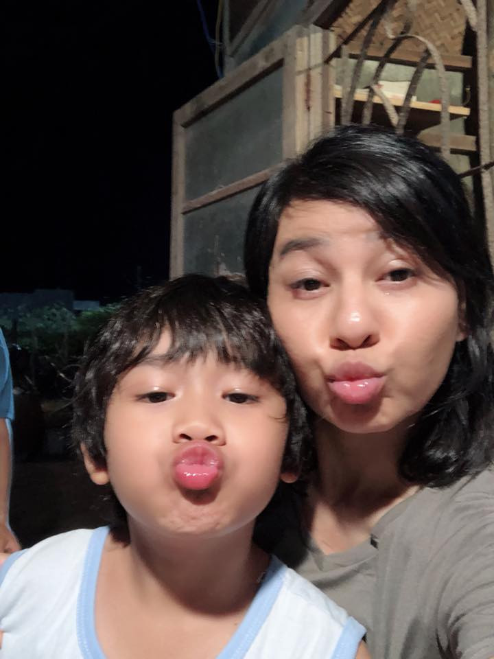 Thời điểm bộ phim đóng máy, Cát Phượng chia sẻ hình ảnh "tự sướng" trong hậu trường. Trong phim, Cát Phượng vào vai mẹ Tuệ - một người mẹ có hoàn cảnh bất hạnh, phải tảo tần nuôi cậu con trai Tim (bé Huy Khang đóng). Kiều Minh Tuấn đóng vai Giang, một người đàn ông bất ngờ xuất hiện và có ảnh hưởng đến cuộc sống của hai mẹ con Tuệ.