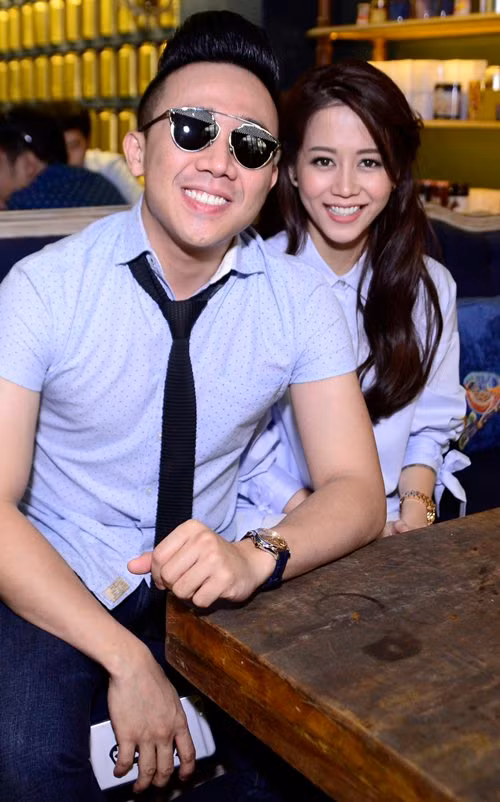 Cặp đôi diện trang phục tone sur tone, đồng điệu khi tham dự sự kiện. Ảnh: Chu Dũng.