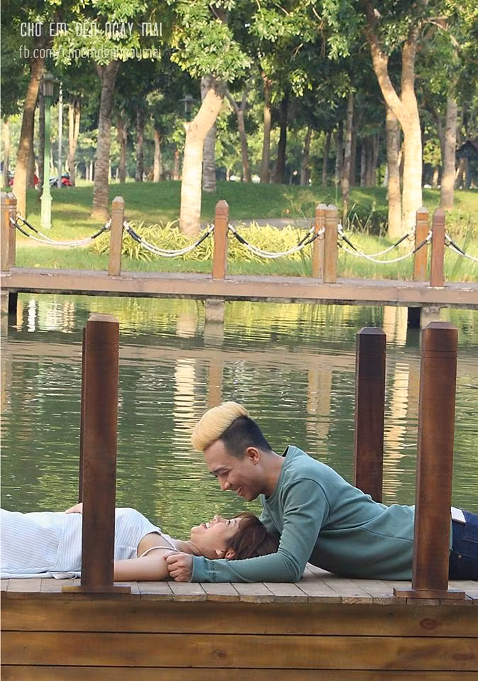 An Nguy tiết lộ để có được cảnh ưng ý, cô phải hôn Trấn Thành đến 18 lần. Trong khi đó, ông xã Hari Won thì tâm sự khi hôn An Nguy anh rất mắc cười. Ảnh: Facebook "Chờ em đến ngày mai".