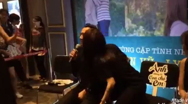 Ngoài đời, cặp đôi người tình màn ảnh này cũng có những cảnh tình tứ hết nấc. Trong một buổi giao lưu với khán giả, An Nguy còn bất ngờ hôn trộm lên má Trấn Thành khiến cho nam diễn viên vừa bất ngờ vừa bối rối. Ảnh cắt clip.