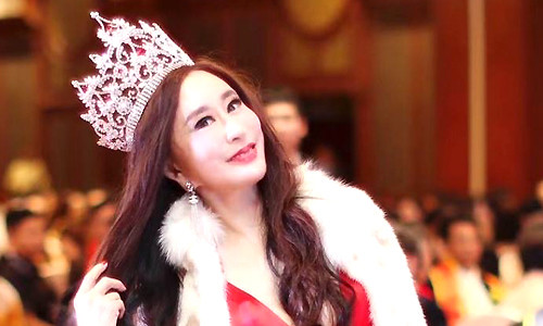 Hình Tiểu Hồng xuất hiện tại một sự kiện khác với vương miện Hoa hậu và diện váy xẻ ngực sâu.