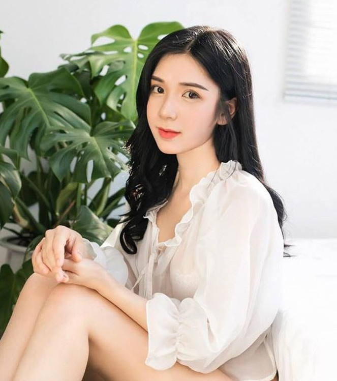 Tuy nhiên trước phản ứng gay gắt của dư luận với bộ ảnh mà Thanh Bi giải thích là cũng "sexy bình thường thôi" này, bạn gái cũ của ca sĩ Quang Lê đã phải xóa ảnh khỏi trang cá nhân.