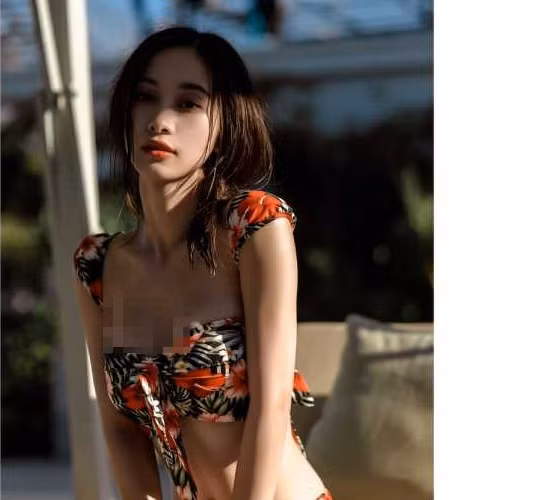 Mặc dù bị số đông cư dân mạng cho là đang dần sa đà vào việc khoe thân đến mức phản cảm, song Jun Vũ vẫn chăm chỉ đăng ảnh mát mẻ khoe ba vòng nóng bỏng bất chấp dư luận. Ảnh: FBNV.