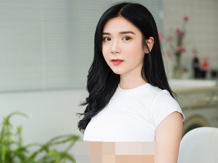 Trước đó vài tháng, Thanh Bi từng nhận vô số bình luận tranh cãi, "ném đá" sau khi tung bộ ảnh diện crop-top khoe gần trọn vòng 1 cùng nội y ren khá lộ liễu. Ảnh: Blooming Studio.