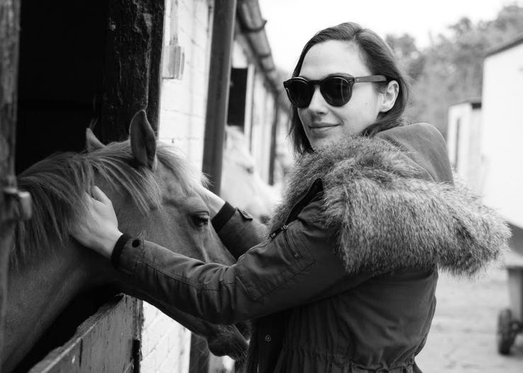 Gadot không chỉ xinh đẹp mà còn toát lên vẻ thông minh, cuốn hút.