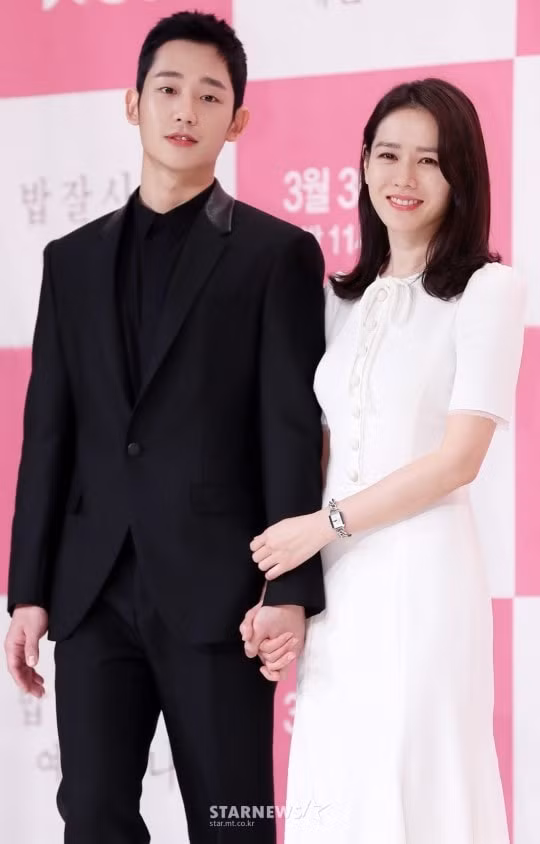 Xếp ở vị trí thứ 3 là Jung Hae In - mỹ nam si tình trong “Chị đẹp mua cơm ngon cho tôi”. Trong khi đó, bạn diễn của anh là đàn chị Son Ye Jin xếp ở vị trí thứ 5. Không chỉ được mệnh danh là cặp đôi đẹp nhất nhì màn ảnh Hàn 2018, cả hai còn bị nghi hẹn hò vì cảnh yêu quá tình cảm trong phim. Ảnh: Star News.