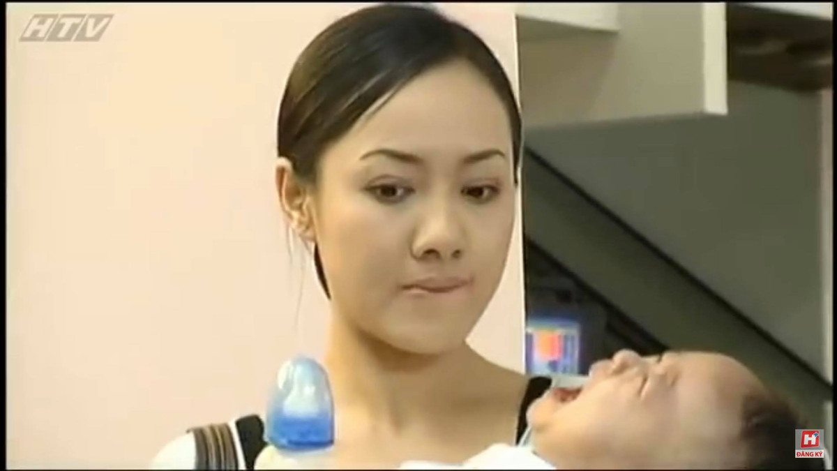 Trên trang cá nhân của mình, BTV Hoài Anh viết về kỷ niệm 15 năm trước khi cô tham gia đóng phim "Dollar trắng": "Một trong những vai diễn khá thú vị của mình, một vai diễn phản diện Một nhân vật hoạt động ngầm trong giới xã hội đen, buôn ma tuý... Cùng với Ba Hoành, ông trùm xã hội đen, cả hai là những mắt xích đầu tiên và quan trọng để tìm ra một đường dây buôn ma tuý qua biên giới".