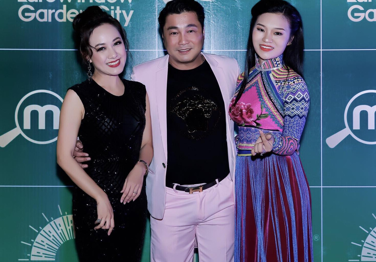 "Gặp lại anh Lý Hùng, hai anh em cứ cười vui nhắc lại thuở đóng phim ngày ấy. Tự nhiên mà kỷ niệm len lỏi trở về... Mình thử ngồi lục lại, vẫn tìm lại được những hình ảnh này. Ngày đó make up khác bây giờ khá nhiều nhỉ, chân mày mỏng lét, mắt đánh không sâu, môi bợt".