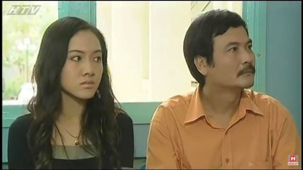 Cô khoe ảnh và viết: "Người ngồi bên cạnh mình là trùm xã hội đen Sáu Hoàng. Cả hai là những mắt xích đầu tiên và quan trọng để tìm ra một đường dây buôn ma tuý qua biên giới".