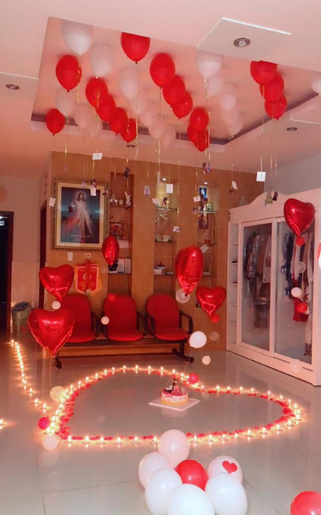 Khánh Thi cho biết, vì mới ra viện sau khi sinh con thứ hai được hơn một tuần, nên cô phải nhờ tới sự trợ giúp của một vài người bạn để có thể trang trí toàn bộ căn phòng mừng sinh nhật Phan Hiển.