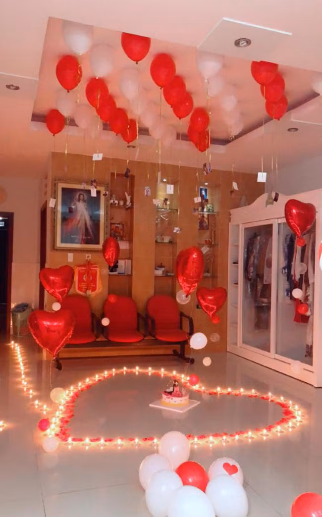 Khánh Thi cho biết, vì mới ra viện sau khi sinh con thứ hai được hơn một tuần, nên cô phải nhờ tới sự trợ giúp của một vài người bạn để có thể trang trí toàn bộ căn phòng mừng sinh nhật Phan Hiển.