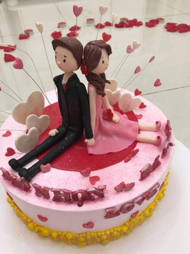 Chiếc bánh kem vô cùng dễ thương do Khánh Thi chuẩn bị mừng sinh nhật Phan Hiển.