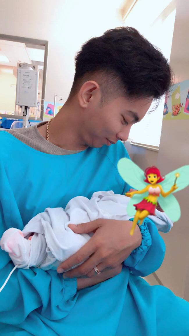 Trước đó, vào ngày 13/6, Khánh Thi đã hạ sinh con gái bằng phương pháp mổ, bé tên Anna, nặng 2,2 kg. Sau khi sinh con, Phan Hiển luôn túc trực bên cạnh Khánh Thi để chăm sóc và làm chỗ dựa tinh thần cho cô.