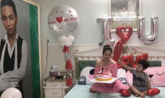 Vì chưa đi lại được nhiều nên Khánh Thi đã cùng con trai ngồi trên giường, cầm bánh kem hát chúc mừng sinh nhật Phan Hiển. Khoảnh khắc này đã khiến không ít khán giả phải dành sự ngưỡng mộ vì quá hạnh phúc